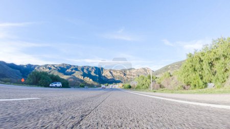 Téléchargez les photos : Sous un ciel bleu clair, conduire sur la route 101 près de Californias El Capitan State Beach pendant la journée offre une vue imprenable sur les paysages côtiers. - en image libre de droit