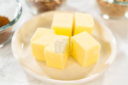 Foto de Ingredientes medidos en cuencos de vidrio para hornear cupcakes de canela sin levadura. - Imagen libre de derechos