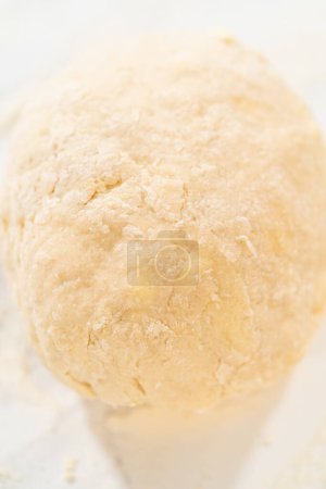 Foto de Rolling bread tough con un rodillo francés para hornear pasteles de canela sin levadura. - Imagen libre de derechos