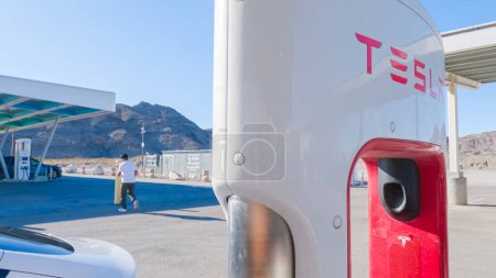 Téléchargez les photos : Baker, Californie, États-Unis-3 décembre 2022-Pendant la journée, on voit un véhicule Tesla se recharger à une station de supercharge Tesla, en utilisant l'infrastructure de recharge à grande vitesse pour une recharge pratique et efficace - en image libre de droit