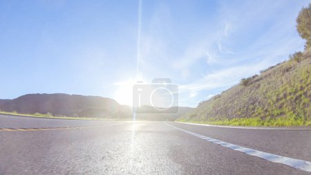 Foto de Disfrute de la belleza de un soleado día de invierno, conduciendo en HWY 1 cerca de Las Cruces, California ofrece impresionantes vistas del pintoresco paisaje costero con un telón de fondo de cielos azules claros. - Imagen libre de derechos