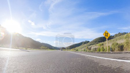 Téléchargez les photos : Se prélasser dans la beauté d'une journée ensoleillée d'hiver, conduire sur l'autoroute 1 près de Las Cruces, Californie offre une vue imprenable sur le paysage côtier pittoresque dans un contexte de ciel bleu clair. - en image libre de droit