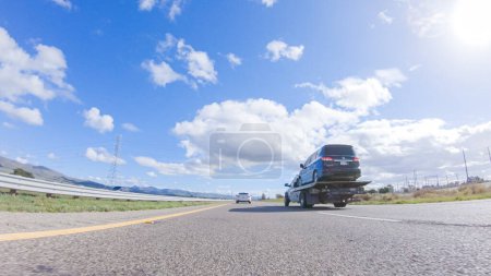 Téléchargez les photos : Santa Maria, Californie, États-Unis-6 décembre 2022-Par une belle journée d'hiver, une voiture se déplace en douceur le long de l'autoroute 101 près de Santa Maria, Californie, sous un ciel bleu brillant, entouré d'un mélange de - en image libre de droit