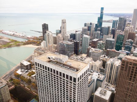 Foto de Chicago, Illinois, Estados Unidos-7 de noviembre de 2023-Un impresionante panorama invernal del centro de Chicago visto desde la cubierta de observación 360. - Imagen libre de derechos