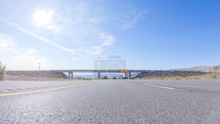 Unterwegs auf dem Highway 15 von Nevada nach Kalifornien bietet sich eine malerische Aussicht und eine aufregende Reise zwischen den Bundesstaaten.