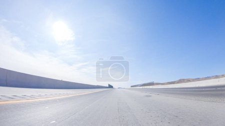 Téléchargez les photos : Embarquant pour un voyage en voiture du Nevada à la Californie, conduire sur l'autoroute 15 pendant la journée offre des vues panoramiques et un voyage passionnant entre les États. - en image libre de droit