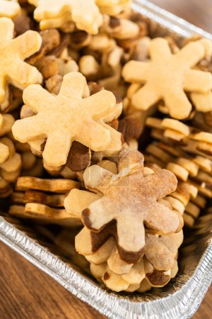 Téléchargez les photos : Biscuits dorés en forme de flocons de neige, empilés de façon complexe. - en image libre de droit