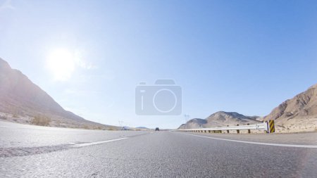 Unterwegs auf dem Highway 15 von Nevada nach Kalifornien bietet sich eine malerische Aussicht und eine aufregende Reise zwischen den Bundesstaaten.