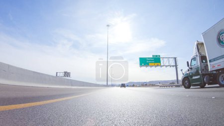 Téléchargez les photos : Las Vegas, Nevada, États-Unis-3 décembre 2022-Embarquement pour un voyage en voiture vers la Californie, traversant Las Vegas sur l'autoroute 15 pendant la journée offre un voyage dynamique et animé à travers la célèbre ville. - en image libre de droit