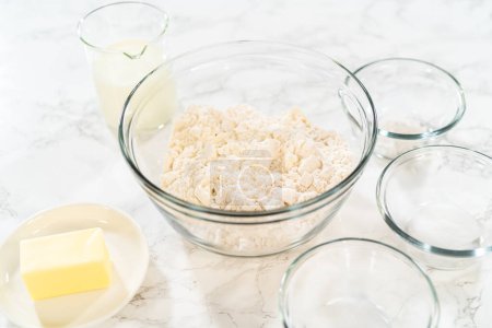 Foto de Ingredientes medidos en cuencos de vidrio para hornear cupcakes de canela sin levadura. - Imagen libre de derechos