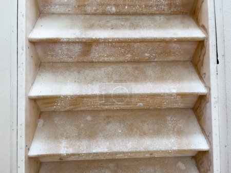 Téléchargez les photos : Capturé au milieu d'un projet de rénovation domiciliaire, cet escalier est prêt pour de nouveaux planchers, symbolisant une transition et la promesse de renouvellement. - en image libre de droit