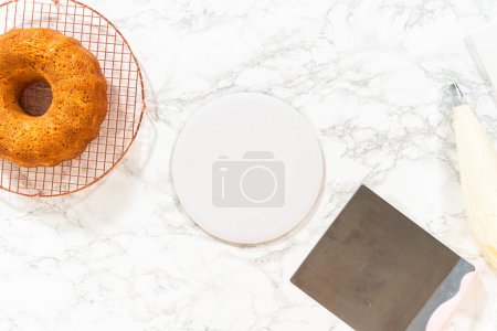 Téléchargez les photos : Le gâteau Bundt aux carottes fraîchement cuit est magnifiquement givré avec une couche luxuriante de glaçage au fromage à la crème. - en image libre de droit