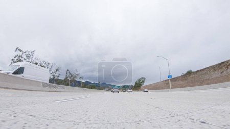 Foto de Los Ángeles, California, Estados Unidos-4 de diciembre de 2022-POV-Cruising on Californias HWY 134 near Pasadena amid a cloudy winter day. - Imagen libre de derechos