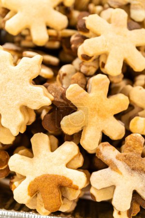 Foto de Encanto rústico en un montón de galletas de azúcar de copo de nieve sin decorar, listo para el adorno festivo como regalos de Navidad. - Imagen libre de derechos