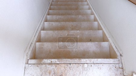 Téléchargez les photos : Capturé au milieu d'un projet de rénovation domiciliaire, cet escalier est prêt pour de nouveaux planchers, symbolisant une transition et la promesse de renouvellement. - en image libre de droit