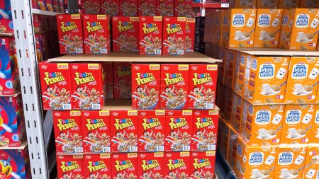 Téléchargez les photos : Denver, Colorado, États-Unis-28 février 2024-Les boîtes rouges vibrantes de céréales Fruity Pebbles créent un affichage frappant sur l'étagère du supermarché, invitant les clients à ajouter un classique, fruité petit déjeuner régal à - en image libre de droit