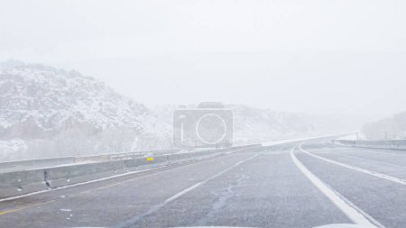 POV-Elektrofahrzeug wird während eines Wintersturms im Westen Colorados auf der Autobahn I-70 gefangen genommen.