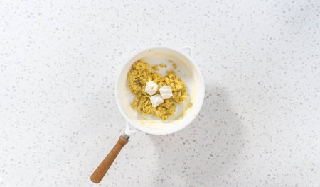 Téléchargez les photos : Pose plate. Faire frire les œufs sur une poêle antiadhésive pour faire des empanadas petit déjeuner avec des œufs et des patates douces. - en image libre de droit