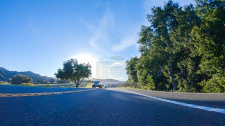 Disfrute de la belleza de un soleado día de invierno, conduciendo en HWY 1 cerca de Las Cruces, California ofrece impresionantes vistas del pintoresco paisaje costero con un telón de fondo de cielos azules claros.