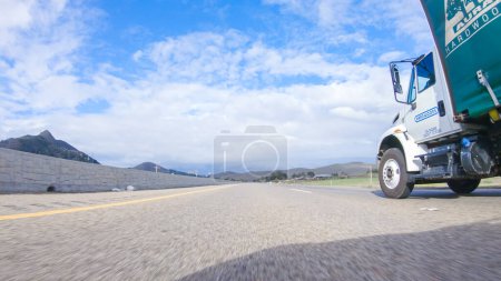 Téléchargez les photos : Santa Maria, Californie, États-Unis-6 décembre 2022-Par une belle journée d'hiver, une voiture parcourt l'emblématique Highway 101 près de San Luis Obispo, en Californie. Le paysage environnant est brunâtre et tamisé - en image libre de droit