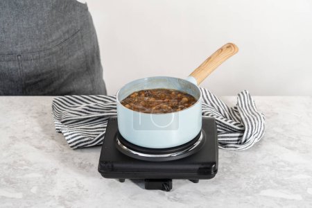 Téléchargez les photos : Pose plate. Cuisson de perles de boba dans une casserole pour préparer un smoothie à la mangue et au boba. - en image libre de droit