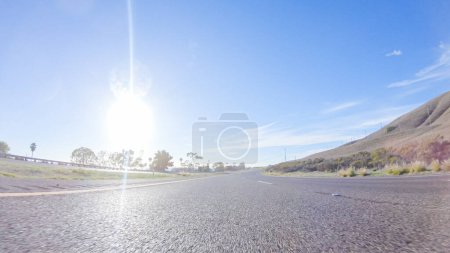 Téléchargez les photos : Pendant la journée, la route 101 près de la plage d'Arroyo Quemada, en Californie, offre une vue panoramique sur le paysage côtier environnant.. - en image libre de droit