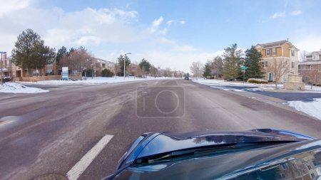 Foto de Centenario, Colorado, Estados Unidos-30 de enero de 2023-Navegar por una carretera de fachada después de la tormenta invernal ofrece un viaje sereno. El paisaje circundante, cubierto de nieve, contribuye a la paz y la pintoresca - Imagen libre de derechos