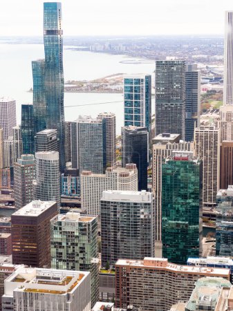 Foto de Chicago, Illinois, Estados Unidos-7 de noviembre de 2023-Un impresionante panorama invernal del centro de Chicago visto desde la cubierta de observación 360. - Imagen libre de derechos