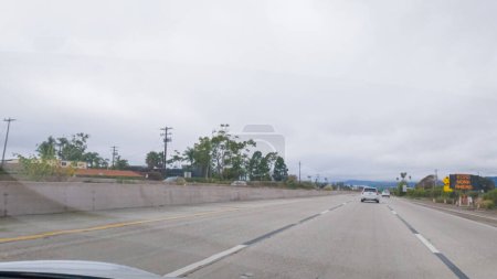 Téléchargez les photos : Los Angeles, Californie, États-Unis-4 décembre 2022-POV-Conduite sur la Highway 101 près de Rincon Beach, Californie, au milieu d'une journée d'hiver sombre et nuageuse. - en image libre de droit