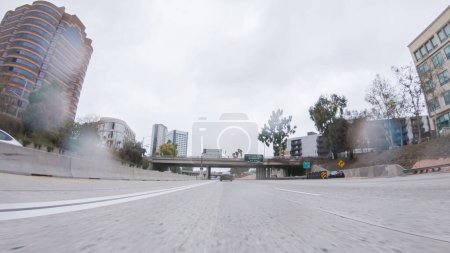 Téléchargez les photos : Los Angeles, Californie, États-Unis-4 décembre 2022-POV-Au milieu d'une journée pluvieuse d'hiver, conduite sur la route 134 près de Los Angeles, Californie, capture l'atmosphère à travers des lentilles recouvertes de gouttes de pluie, ajoutant un unique - en image libre de droit