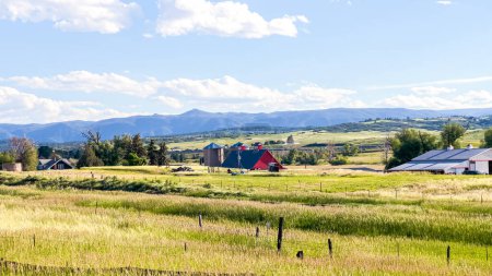 Von der neu erschlossenen Wohngegend in Colorado entfaltet sich ein faszinierender Blick, der riesige Ackerflächen und eine majestätische Gebirgskette in der Ferne zeigt und eine malerische und ruhige Atmosphäre schafft.