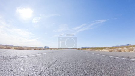 Embarquant pour un voyage en voiture du Nevada à la Californie, conduire sur l'autoroute 15 pendant la journée offre des vues panoramiques et un voyage passionnant entre les États.