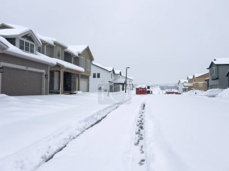 Téléchargez les photos : Castle Rock, Colorado, États-Unis-16 mars 2024-Une chute de neige fraîche recouvre doucement un nouveau quartier suburbain en construction, où les structures émergentes attendent d'être achevées, nichées dans un cadre hivernal. - en image libre de droit