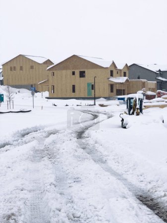 Téléchargez les photos : Castle Rock, Colorado, États-Unis-16 mars 2024-Une chute de neige fraîche recouvre doucement un nouveau quartier suburbain en construction, où les structures émergentes attendent d'être achevées, nichées dans un cadre hivernal. - en image libre de droit