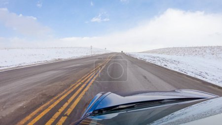 Foto de Navegar por una carretera de entrada después de la tormenta de invierno ofrece un paseo sereno. El paisaje circundante, cubierto de nieve, contribuye al ambiente tranquilo y pintoresco, mejorando la conducción - Imagen libre de derechos