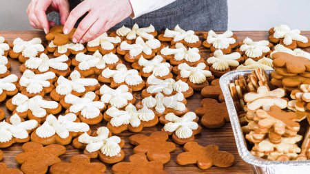 Téléchargez les photos : Fabrication de sandwichs biscuits au pain d'épice à la crème au beurre de lait de poule, présentés sur une table en bois rustique pour les cadeaux de Noël. - en image libre de droit