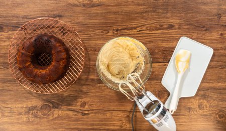 Foto de Acostado. Batiendo glaseado de crema de caramelo salado para el pastel de pan de jengibre. - Imagen libre de derechos