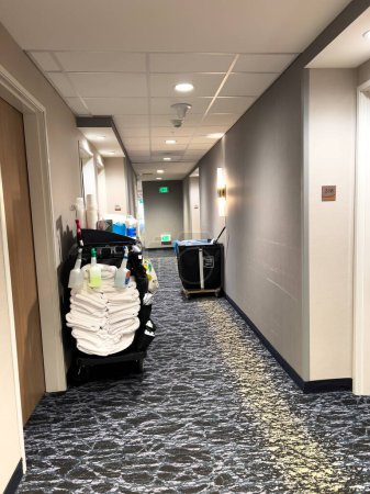 Foto de Ft. Collins, Colorado, Estados Unidos-6 de abril de 2024-Experimente nuestro meticuloso servicio de limpieza en el pasillo del hotel, garantizando un ambiente prístino y acogedor para los huéspedes. Priorizamos la limpieza y - Imagen libre de derechos