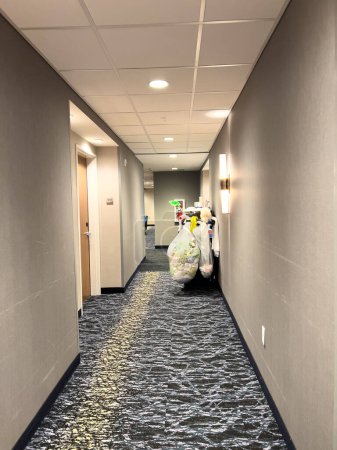 Foto de Ft. Collins, Colorado, Estados Unidos-6 de abril de 2024-Explore el ambiente lujoso de este pasillo del hotel adornado con una decoración exquisita e iluminación suave, creando un ambiente acogedor para los huéspedes. - Imagen libre de derechos