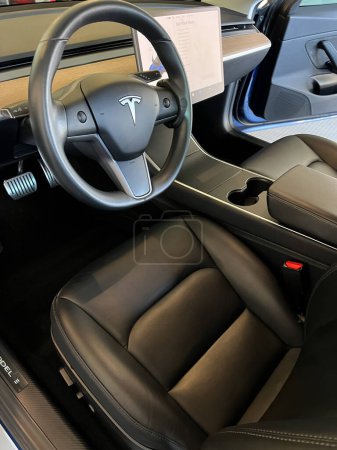 Téléchargez les photos : Castle Rock, Colorado, États-Unis-14 mars 2024-L'intérieur d'une Tesla Model 3, dotée de sièges noirs haut de gamme et d'un tableau de bord moderne, reçoit un nettoyage minutieux dans le garage d'une résidence privée. - en image libre de droit