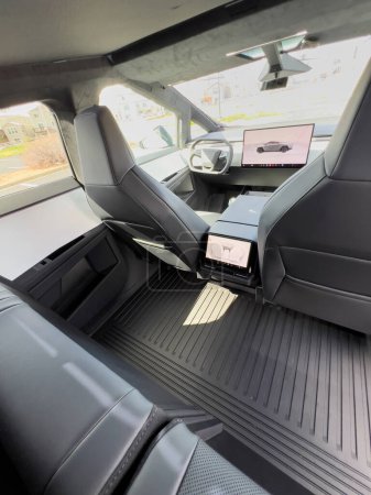 Foto de Denver, Colorado, Estados Unidos-28 de marzo de 2024-El plano interior del Cybertruck Tesla muestra la espaciosa cabina trasera con sus asientos modernos y aerodinámicos y su suelo duradero, lo que refleja la mezcla de servicios públicos - Imagen libre de derechos