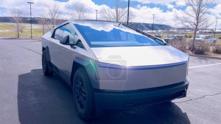Téléchargez les photos : Denver, Colorado, USA-28 avril 2024- Cette image met en valeur le design avant audacieux et angulaire d'un Cybertruck Tesla, mettant en valeur sa structure innovante et sa surface réfléchissante, garée dans un espace - en image libre de droit