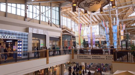Téléchargez les photos : Denver, Colorado, États-Unis-28 avril 2024- Capturant l'intérieur vaste et aéré du Park Meadows Mall, cette image met en valeur le style architectural moderne avec des poutres en bois, de grandes lumières suspendues et - en image libre de droit
