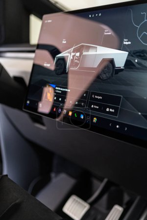 Foto de Denver, Colorado, USA-May 5, 2024-El interior de un Cybertruck Tesla se destaca en esta imagen, mostrando el tablero moderno y minimalista con su gran pantalla táctil y distintivo - Imagen libre de derechos