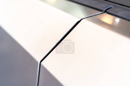 Foto de Denver, Colorado, USA-May 5, 2024-Una imagen de primer plano que captura la costura precisa del panel del Cybertruck Tesla, destacando el diseño minimalista y los contornos nítidos que caracterizan el exterior de - Imagen libre de derechos
