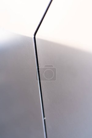 Foto de Denver, Colorado, USA-May 5, 2024-Una imagen de primer plano que captura la costura precisa del panel del Cybertruck Tesla, destacando el diseño minimalista y los contornos nítidos que caracterizan el exterior de - Imagen libre de derechos
