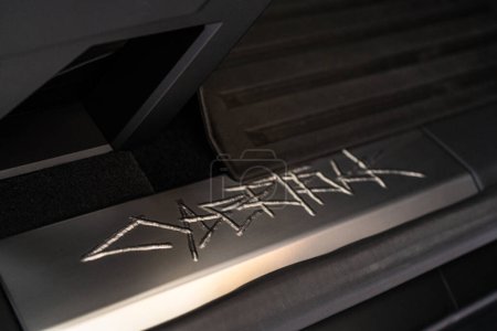 Foto de Denver, Colorado, USA-May 5, 2024-Esta imagen muestra el grabado metálico distintivo del logotipo del Cybertruck en el interior de un Cybertruck Tesla, destacando los elementos de marca únicos del vehículo - Imagen libre de derechos