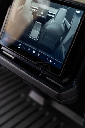 Foto de Denver, Colorado, USA-May 5, 2024-Esta imagen captura la sofisticada interfaz de la pantalla del asiento trasero en el Cybertruck Tesla, destacando la tecnología de vanguardia del vehículo y las características fáciles de usar - Imagen libre de derechos