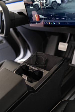 Téléchargez les photos : Denver, Colorado, USA-5 mai 2024-Cette image offre une vue intérieure du Cybertruck Tesla, mettant en évidence la console centrale avec ses porte-gobelets géométriques et l'écran tactile proéminent - en image libre de droit