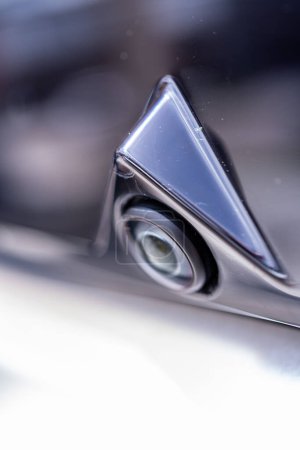 Téléchargez les photos : Denver, Colorado, États-Unis-5 mai 2024-Cette image montre de près la caméra arrière d'un Cybertruck Tesla, soulignant le design élégant et triangulaire et l'intégration dans l'extérieur du véhicule. - en image libre de droit